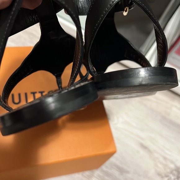Louie Vuitton Sandals - Picture 7 of 10